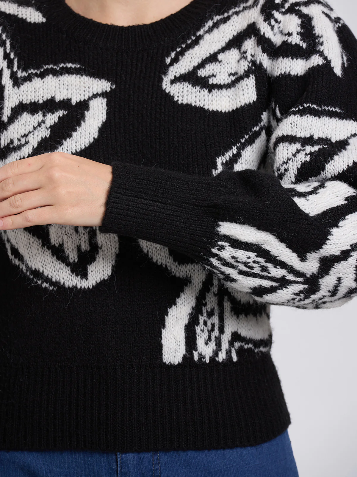 Savannah: Floral Jacquard Crewneck Sweater - Image 4